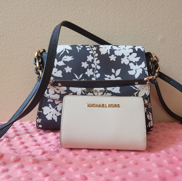 Michael Kors crossbody bag and wallet - Picture 11 of 13